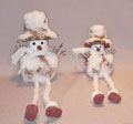 XDD070  60818376  Декорация    Снеговик из шишек  в шляпе с ножками, сидящий, 20см